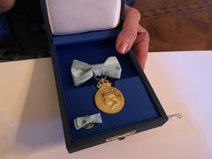H.M. Konungens medalj, 8:e storleken med Serafimerblått band.