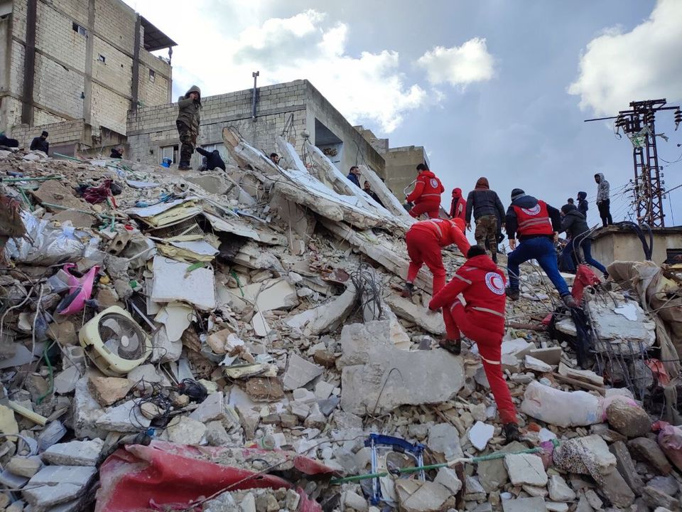 Syriska Arabiska Röda Halvmånen på plats i jordbävningsdrabbade Latakia i Syrien