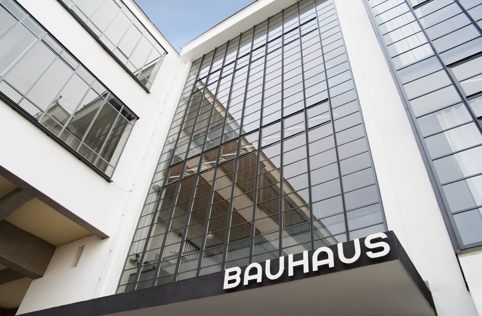 Entrén till Bahausbyggnaden i Dessau