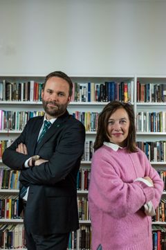 Kulturborgarråd Jonas Naddebo (C) och bibliotekschef Annika Malmborg