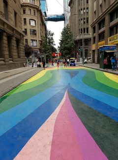 Delar av Storgatan målas i grönt och blått liknande gatan Paseo Bandera i Santiago de Chile.