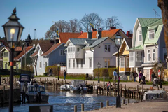 Bara drygt en av tre svenskar, 36 procent, anser att kommunen gör tillräckligt för att utveckla området de bor i.