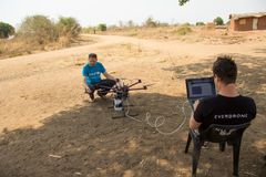 Michael Scheibenreif, UNICEF Office of Innovation, inspekterar en fraktdrönare som förbereds för ett autonomt uppdrag. Malawi 2017-10-10