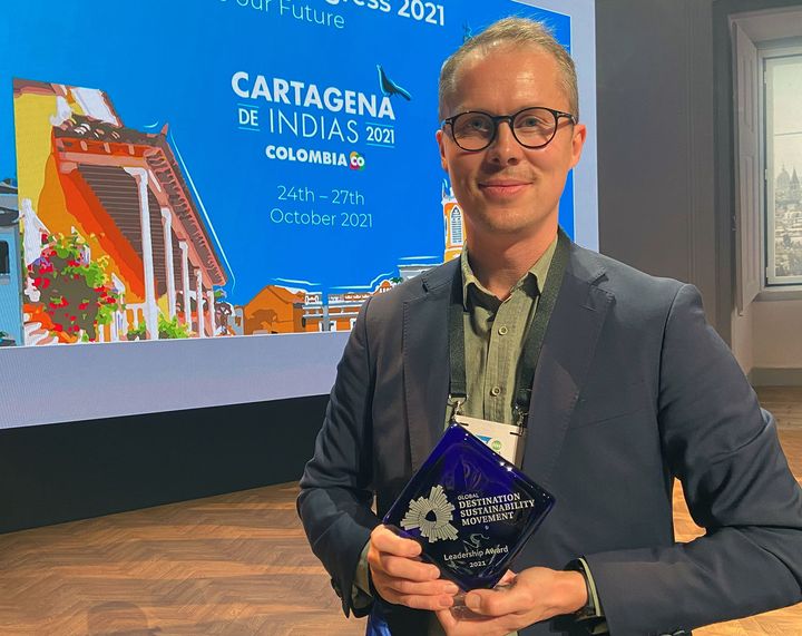 Fredrik Lundgren från Göteborg & Co tog emot priset på ICCA-kongressen i Paris.