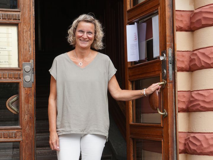 Susanne Lundkvist utanför en av Wilundias fastigheter i Vasastaden i centrala Göteborg.