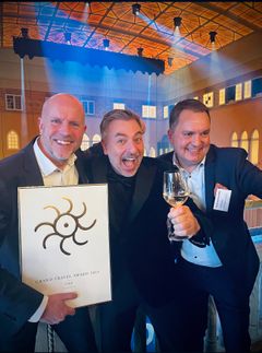 Vings Jesper Lindqvist och Claes Pellvik, firade vinsten tillsammans med kvällens konfencier Tareq Taylor.