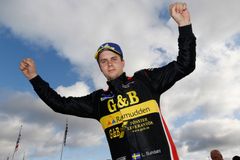 Lukas Sundahl firar sina andra raka mästerskapsseger i Porsche Carrera Cup Scandinavia. – Det känns bra! Det är roligt att vara dubbel mästare, skrattar Lukas Sundahl efter målgången.