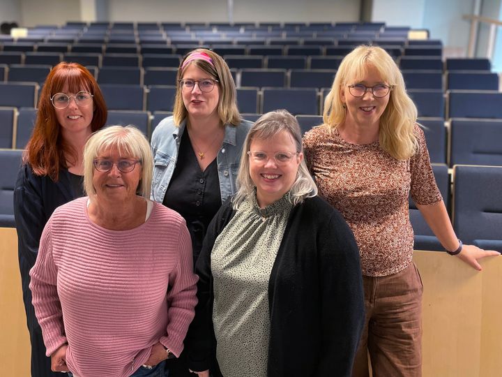Hur kan fritidsgården motverka utanförskap och social oro? Helene Elvstrand, närmast till höger, är biträdande professor på Linköpings universitet och ska forska på det. Bredvid henne står Kerstin Wigren, fritidsgårdsföreståndare på Frinavets fritidsgård. Övre raden från vänster: Sanna Hedrén, universitetslektor, Lina Lago, universitetslektor och docent samt Pia Molin, fritidsgårdschef för Frinavet och Blacka fritidsgård – som är del i forskningsprojektet.