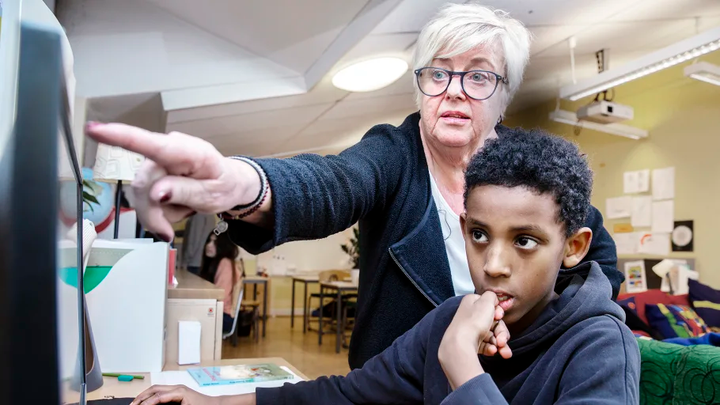 Läraren Kerstin Franzén Gradin på Grimstaskolan ger Muzamil Abdukar i klass 4D återkoppling på de bilder han har animerat under lektionen.