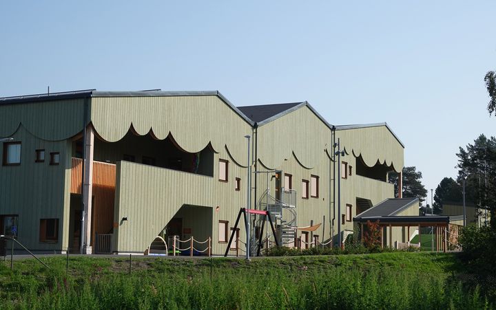 Ängsmarkens förskola är byggd i två plan med halvplansförskjutning vilket ger byggnaden en spännande form.