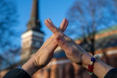 Svenska kyrkans första öppna stödlinje för döva nås nu från hela landet. På bilden gör Åsa Grönberg tecknet för "kyrka". Foto: Åke Paulsson, Västerås stift.