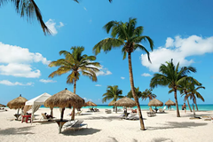 Många vill ha sand mellan tårna i jul. Foto från Aruba, fotograf Nicolas Pitt.