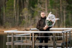 Lorents Burman, stolt kommunalråd i Skellefteå, i samband med att kommunen utsågs som vinnare i Träskyddspriset 2020. Foto: Jonas Westling