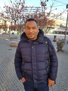 Tsegabrhan Goitom, journalist och författare från Eritrea som kom till Umeå som fristadsförfattare 2020 tilldelas Natur & Kulturs särskilda stipendium 2022. Foto: Leif Mårtensson.