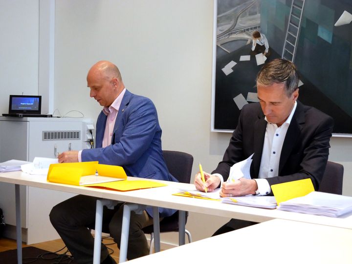 Johan Örjes, Region Uppsala och Jan Kilström, Keolis signerar avtalet.