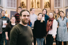 Jonas Östlund, som leder kören Turbulens i Umeå stadsförsamling, får stipendium för sina körledarinsatser. Foto: Matilda Audas Björkholm