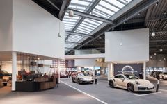 Kundens väg hos nya Porsche Center Linköping går genom olika utbytbara temamoduler.