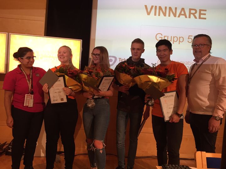 Vinnande laget i Innovation Camp 2018, med Jonna Castell från Ung Företagsamhet till vänster och Klas Gustafsson, vice vd på Tekniska verken, till höger.