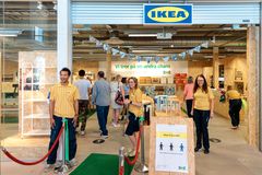 Idag tog IKEA nästa steg i testet med sin allra första second hand-butik. Detta genom att flytta in i nya och större lokaler på Retuna Återbruksgalleria. Foto: Henrik Mill