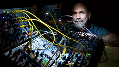 Bob Ostertag med elektroniken i fokus