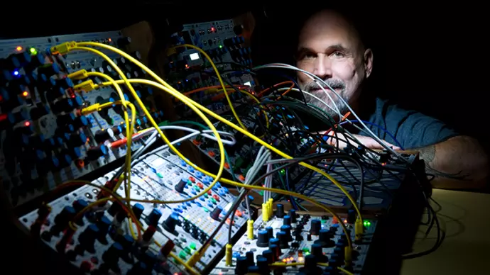 Bob Ostertag med elektroniken i fokus