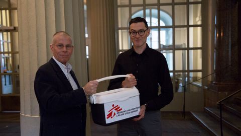 Läkare Utan Gränsers humanitära rådgivare Pieter-Jan van Eggermont (till höger) lämnar över underskrifterna från namninsamlingen till Anders Nordström, ambassadör för global hälsa på Utrikesdepartementet. Foto: Tove Tikkanen Jönn.