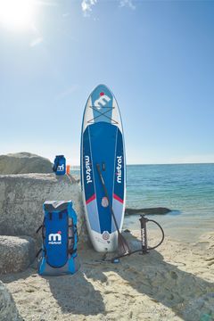 Mistral uppblåsbar stand up-paddle board kommer med en universell paddel, dubbelverkande pump, ryggsäck, 10 l torrpåse, säkerhetslina, sits, US-fena och reparationsset och kostar 2499 kronor.