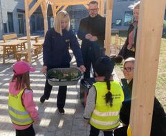 Inflyttningsgåva: Planteringsutrustning och frön till Lindbackens förskolebarn.