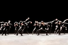 Ohad Naharins "Minus 16", en del av dansprogrammet Kylián/Ek/Naharin med Kungliga Baletten. På bilden: dansare ur Kungliga Baletten. Foto: Carl Thorborg