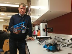 Tekniklärare Javad Zadeh i skolans makerspace där det kommer att byggas självkörande bilar under NTI Jam