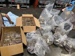 I lagerlokalen fann Tullverket ännu mer narkotika i flyttkartonger. I dag åtalas fem personer. Foto: Tullverket.