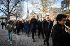 Biskop Mikael Mogren går tillsammans med 1300 ungdomar från en mässa i Västerås domkyrka till en festkväll på Aros Congress Center. Bilden är tagen i samband med 2017 års "Älskad".