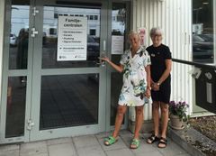 Lena Ekedahl och Monica Gunnarsson,  förskollärare på öppna förskolan i Nässjö, hälsar välkommen till familjecentralens nya lokaler.