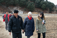Ordförande Margareta Wahlström på ett av sina besök i katastrofdrabbade Nordkorea. Foto: SRK