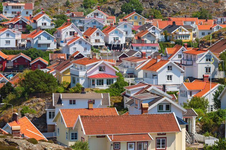 Bostadsrättspriserna sjönk med 2 procent i maj. Villapriserna steg med 1 procent och priserna på fritidshus har ökat med 8 procent på helårsbasis.