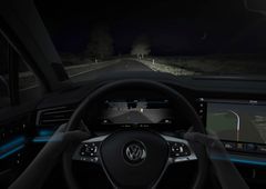 Night Vision erbjuder föraren en längre siktsträcka än vad halvljuset når genom att visa värmebilder. Detekterade personer eller djur inom bildområdet märks ut med gul färg direkt i infotainmentsystemet.