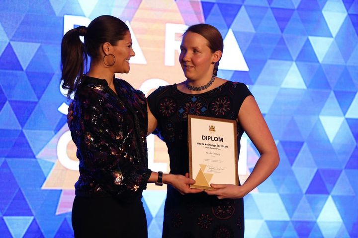 Pernilla Lindberg utsågs till Årets kvinnliga parasportare och fick priset av Kronprinsessan Victoria.
