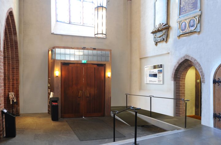 Vapenhuset förändras genom att en tillgänglighetsramp skapas för barnvagnar, rullstolar och rollatorer. Bildmontage av Tovatt Architects and Planners