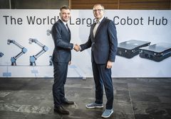 Till vänster Thomas Visti, vd för Mobile Industrial Robots (MiR) och till höger Jürgen von Hollen, vd för Universal Robots.