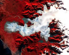 Bilden har falska färger, det röda i bilden är vegetation eller barmark medan det vita visar en glaciär i Patagonien. Foto: NASA/GSFC/METI/ERSDAC/JAROS, and U.S./Japan ASTER Science Team