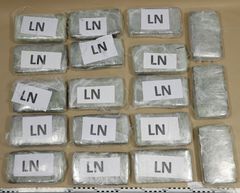 Innehållet i svart bag av märket Tenson: 18 paket med sammanlagt 18,041 kilo kokain. Foto: Tullverket