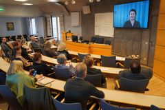 Röstberättigade i Uppsala stift följer tisdagens digitala samråds- och pläderingsmöte inför ärkebiskopsvalet. Foto: Mats Lagergren