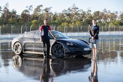 Porsche Experience Centre Hockenheimrings chefsinstruktör Dennis Retera och Guinness World Records™ officiella rekorddomare Joanne Brent framför världsrekordbilen Porsche Taycan