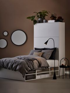Nytt! PLATSA sängstomme kan kombineras med flexibla förvaringsmoduler vilket gör att du kan sova och förvara på samma ställe, även mitt i rummet.