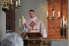 Kyrkoherde Pär Österlund välkomnas av biskop Martin Modéus i Risinge kyrka på söndag. Foto: Eva Johansson Hjorth