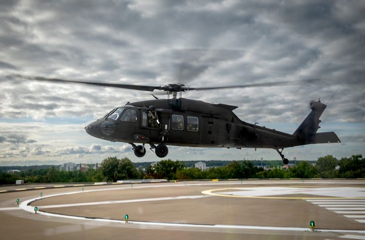 Blackhawk UH 60 är en medeltung helikopter som används för transporter.