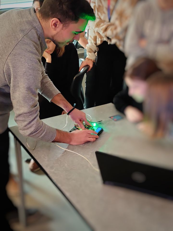 Robotar och programmering på schemat när elever från NTI Gymnasiet träffar årskurs 6 på Karl Johan skola.