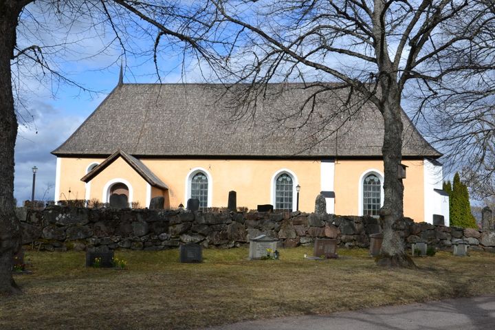 Almunge kyrka, Almunge pastorat, tilldelas medel för tjärstrykning av kyrkans spåntak. Foto: Maria Jansson