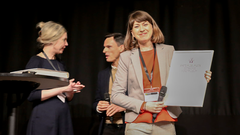 En glad Anna Hyltze, tf museichef vid Göteborgs konstmuseum tar emot priset Årets Museum 2018. Foto Jenny Eliasson, Malmö museer