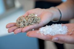 KUNGSBACKA köksfronter tillverkas av återvunnet trä och återvunnen plast.